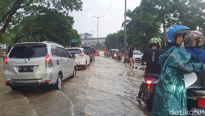 Banjir di Jalan Demang Lebar Daun, tepat di seberang RSI Siti Khadijah.
