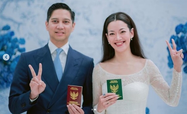 Sedangkan dalam foto berikutnya tampak Budi Djiwandono berpose dua jari sambil memegang buku nikah bersama sang istri. Foto: dok. Instagram @budidjiwandono