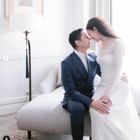 Budi Djiwandono dan istrinya Milla diketahui sudah berteman selama 25 tahun sebelum memutuskan untuk menikah. Sementara itu, berakhirnya masa lajang Budi Djiwandono disebut-sebut sebagai hari patah hati oleh sejumlah netizen khususnya kaum hawa yang mengagumi sosoknya. Foto: dok. Instagram @lxemoments