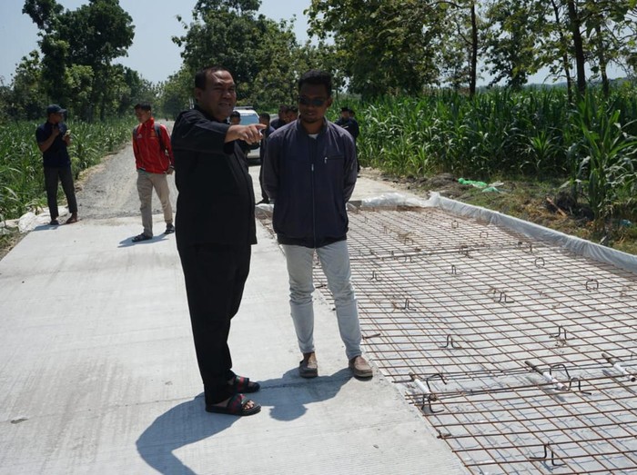 Bupati Blora, Arief Rohman, memantau jalan Randublatung-Getas yang telah selesai dibangun, Jumat (29/12/2023).