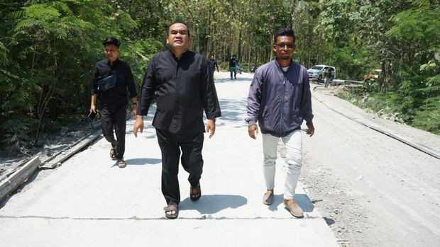 Bupati Blora, Arief Rohman, memantau jalan Randublatung-Getas yang telah selesai dibangun, Jumat (29/12/2023).