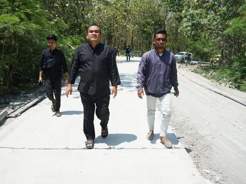 Bupati Blora, Arief Rohman, memantau jalan Randublatung-Getas yang telah selesai dibangun, Jumat (29/12/2023).