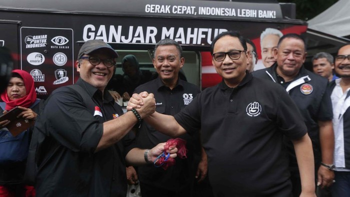 Caferavan Ganjar-Mahfud Bagi-bagi Kopi Gratis Wakil Ketua Tim Pemenangan Nasional (TPN) Ganjar Pranowo Komjen Pol (purn) Gatot Eddy Pramono bersama Ketua Tim Pemenangan Daerah (TPD) Ganjar-Mahfud DKI Jakarta Prasetyo Edi MarsudiΒ meninjau Caferavan di Jakarta, Sabtu (30/12/2023).
