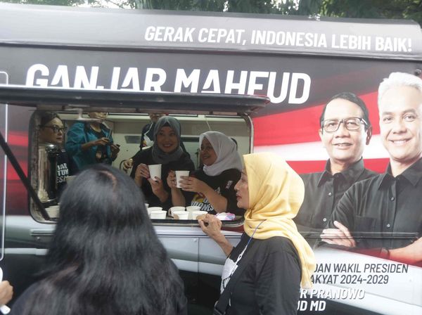 Caferavan Ganjar-Mahfud Bagi-bagi Kopi Gratis