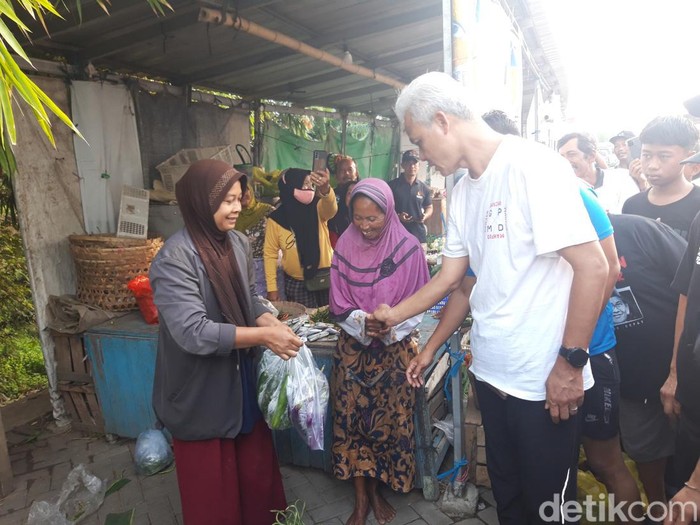 Capres Ganjar Pranowo blusukan ke Pasar Kebon Agung, Ngemplak, Kabupaten Boyolali, Sabtu (30/12/2023) pagi.