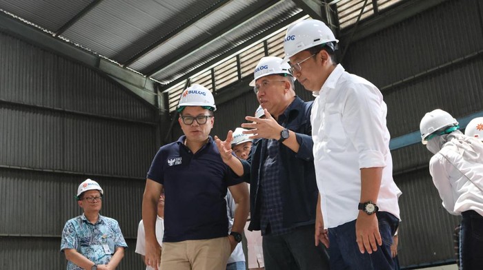 Wakil Menteri Badan Usaha Milik Negara (BUMN) Kartika Wirjoatmodjo mengecek stok dan kualitas beras di Gudang Bulog Sunter, Kelapa Gading, Jakarta Utara, Sabtu (30/12/2023).