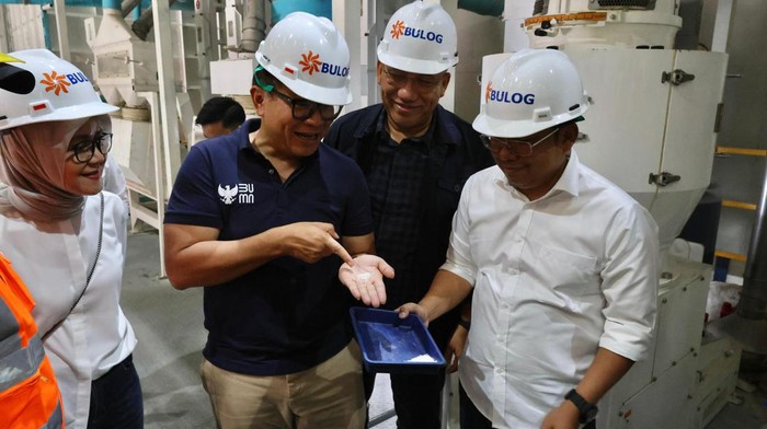 Wakil Menteri Badan Usaha Milik Negara (BUMN) Kartika Wirjoatmodjo mengecek stok dan kualitas beras di Gudang Bulog Sunter, Kelapa Gading, Jakarta Utara, Sabtu (30/12/2023).