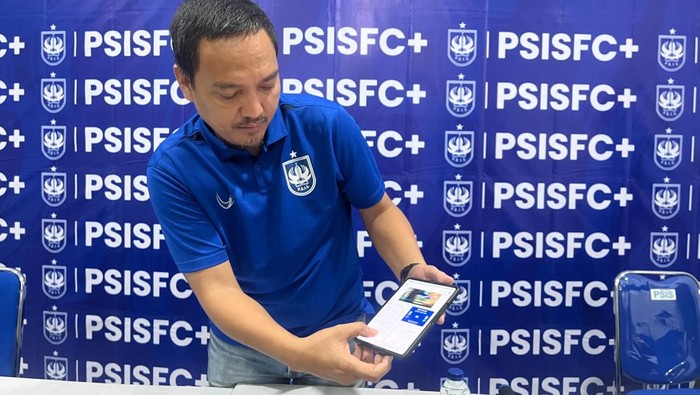 CEO PSIS Semarang Yoyok Sukawi memperlihatkan aplikasi PSISFC+ dalam peluncuran di Stadion Jatidiri, Semarang, Sabtu (30/12/2023).