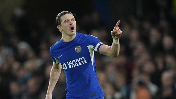 Chelseas Conor Gallagher celebrates after scoring from his shot in the penalty shoot out during the English League Cup quarterfinal soccer match between Chelsea and Newcastle United at Stamford Bridge in London, Tuesday, Dec. 19, 2023. Chelsea went onto win the match 4-2 on penalties after the game ended in a 1-1 draw. (AP Photo/Kirsty Wigglesworth)