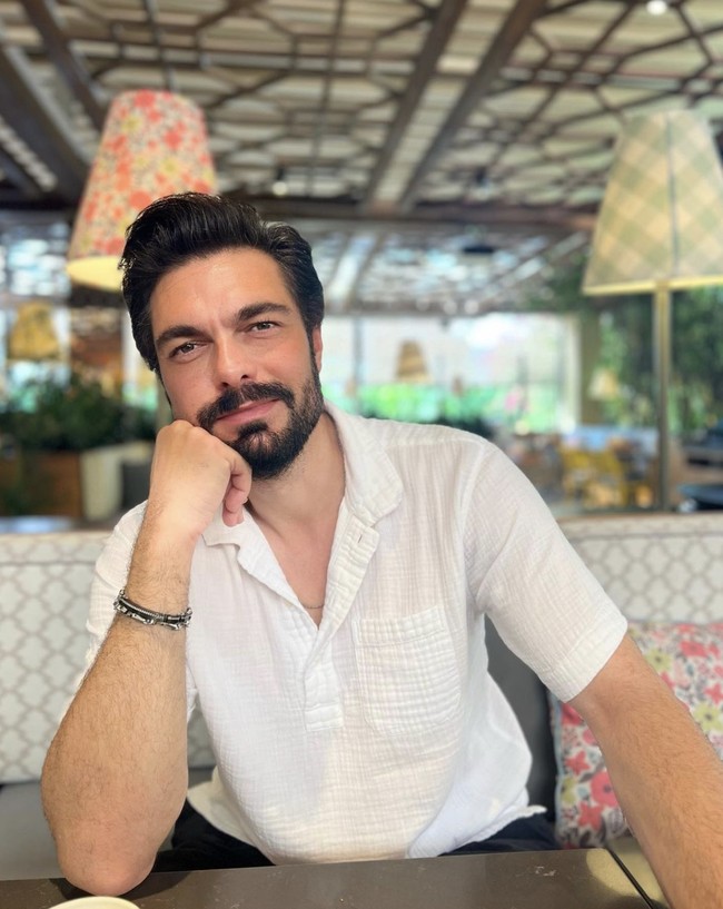 Menyusul V, ada Halil Ibrahim Ceyhan yang bertengger di urutan ke-9. Di negera asalnya, Turki, Halil sukses meniti karier sebagai aktor. (Foto: Instagram)