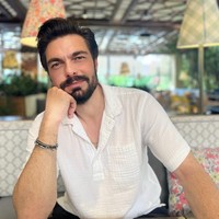 Menyusul V, ada Halil Ibrahim Ceyhan yang bertengger di urutan ke-9. Di negera asalnya, Turki, Halil sukses meniti karier sebagai aktor. (Foto: Instagram)