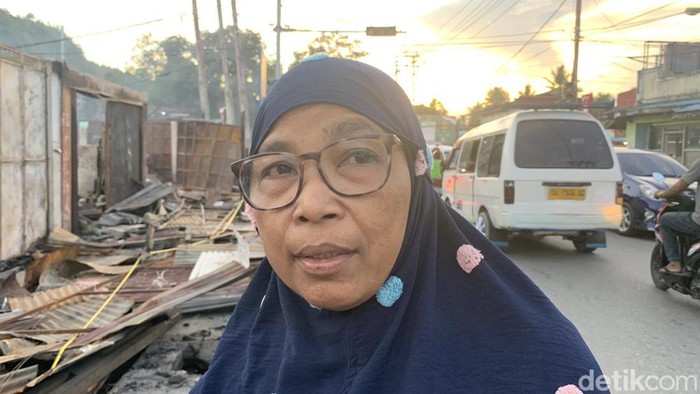 Dewiyani pemilik rumah makan Beringin Utama yang hangus dibakar massa pengantar jenazah Lukas Enembe.