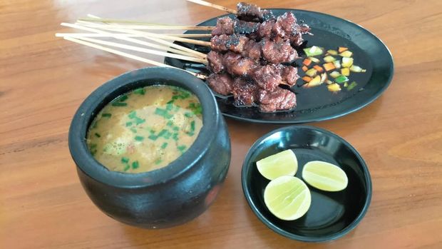 Empal gentong dan sate maranggi di Rumah Makan Empal Gentong H. Irwan