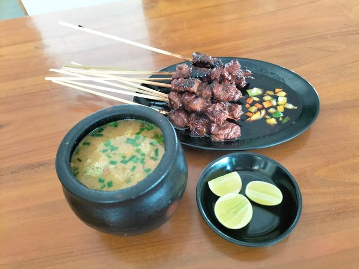 Empal gentong dan sate maranggi di Rumah Makan Empal Gentong H. Irwan