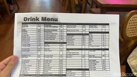 Kalau datang ke sini, kamu bisa memesan langsung lewat kertas menu seperti ini. Pilihan menu minumannya memang lengkap, begitupun menu makanannya.  Foto: Detikcom / Atiqa Rana