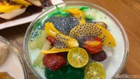 Detikers yang ingin menikmati es kepal dengan topping komplet, bisa pesan Es Kepal Rainbow (Rp 27.000). Semangkuknya terdiri dari aneka macam buah-buahan dan topping tambahan lain. Foto: Detikcom / Atiqa Rana