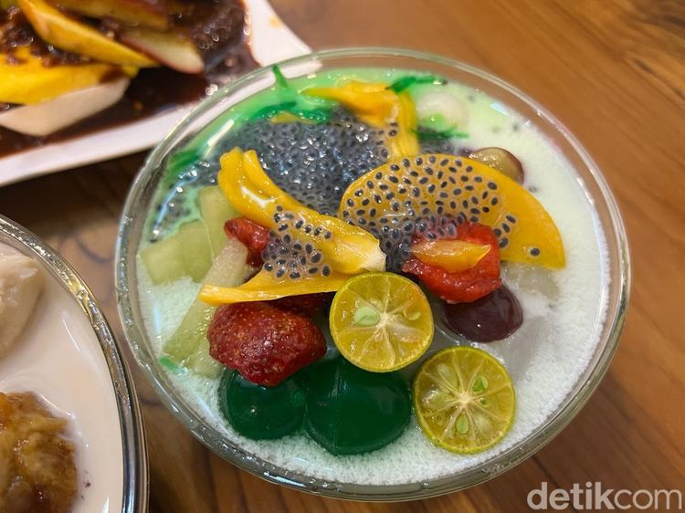 Segar! Es Kepal Rainbow hingga Es Cendol Durian dari Mataram