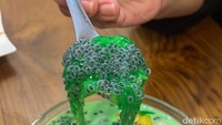 Selain buah-buahan, semangkuk es kepal ini juga dilengkapi dengan jelly yang mirip seperti rumput hingga biji selasih. Disiram dengan kuah sirup susu semakin enak dan segar. Foto: Detikcom / Atiqa Rana