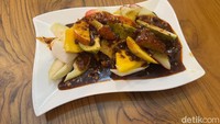 Makan es bisa dilengkapi dengan ngemil rujak. Salah satu menu rujak andalan di sini adalah Rujak Gula Merah Kacang yang buahnya lengkap, ada apel, bengkuang, mangga, jambu, dan masih banyak lagi. Foto: Detikcom / Atiqa Rana
