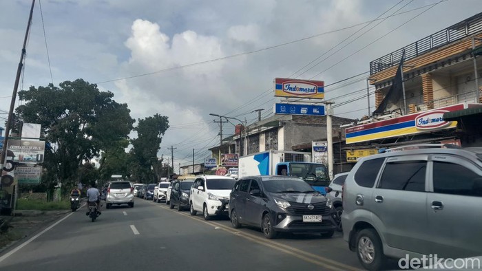Foto: Kondisi arus lalu lintas yang macet di Jalan Medan-Siantar KM 3,5 (Nizar Aldi/detikSumut)