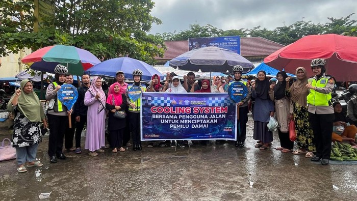 Foto: Polwan Polres Inhu saat sosialisasi (30/12/2023). (dok Satlantas Polres Inhu)