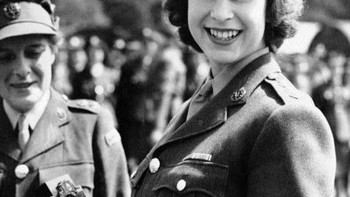 Ketika Perang Dunia Kedua dimulai, calon Ratu Elizabeth II hanyalah putri kecil Raja George VI. Namun, begitu sang putri berusia 18 tahun, dia meminta izin ayahnya untuk bergabung dengan angkatan bersenjata Inggris. Pada tahun 1943, sang putri menjaga hubungan dekat dengan Angkatan Bersenjata melalui kunjungan rutin. Namun, dia ingin meninggalkan jejak penting dalam sejarah dengan bergabung dengan tentara. Hal ini terjadi pada Februari 1945, ketika Elizabeth bergabung dengan Womens Auxiliary Territorial Service. Di sana, perempuan dilatih sebagai petugas, mekanik, dan pengemudi. Setelah lima bulan mengabdi, Elizabeth menjadi mekanik pengemudi ambulans dan truk militer. Juga, dia mencapai pangkat letnan militer. Foto: Fixthephoto