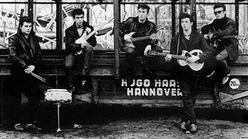 Foto ini diambil pada tahun 1960 saat tur pertama The Beatles di Hamburg. Ini menunjukkan formasi resmi pertama band: Pete Best, George Harrison, John Lennon, Paul McCartney, dan Stuart Sutcliffe.Di Hamburg, mereka bertemu fotografer pertama mereka, Astrid Kirchherr, yang memainkan peran penting dalam biografi band. Kirchherr segera menjadi pacar Sutcliffe, dan dialah yang meminta para pria untuk memakai jaket kulit. Kali berikutnya The Beatles tiba di Hamburg pada musim semi 1961, Astrid menawarkan gaya rambut baru dengan rambut disisir ke belakang.Belakangan, The Beatles muncul di foto dengan jaket tanpa kerah tanpa kerah. Astrid Kirchherr berhasil mengambil foto-foto bersejarah langka yang dikenal sebagai foto pertama The Beatles. Foto: Fixthephoto