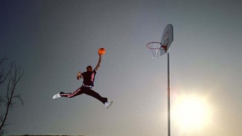 Kamu dapat melihat pemain bola basket hebat, Michael Jordan, melakukan lompatannya yang menakjubkan. Rentmeester menangkap olahragawan yang melayang di udara dengan tangannya merawat bintang. Namun, siluet ini mungkin masih belum diketahui jika Nike tidak membuat logo serupa. Foto: Fixthephoto