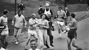 Foto ini menampilkan peristiwa penting bagi pejuang kesetaraan gender. Pada tanggal 19 April 1967, seorang wanita pertama kali mengikuti Boston Marathon dari awal hingga akhir. Itu adalah seorang pelajar Amerika berusia 20 tahun, Catherine Schwitzer.Meski tidak ada klausul tentang jenis kelamin pelari dalam aturan maraton, diyakini hanya laki-laki yang boleh berpartisipasi di dalamnya.Namun, Schwitzer berhasil mendaftar (dia mendaftar dengan inisialnya) dan berkompetisi di nomor 261. Nomor, foto, Catherine sendiri dan balapan ini tercatat dalam sejarah sebagai insiden Boston. Foto: Fixthephoto
