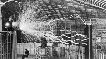 Dalam foto ini diambil di kota Colorado Springs di Amerika, tempat sang ilmuwan tiba untuk melakukan eksperimen baru.Tesla membangun hanggar khusus di puncak bukit. Dia menempatkan konstruksinya untuk transmisi listrik nirkabel di sana. Penulis gambar tersebut, Ellie Dickenson, kemudian mengungkap sebuah rahasia: foto tersebut dibuat menggunakan teknik eksposur ganda. Pertama, kilatan cahaya raksasa yang tercipta dengan menyalakan dan mematikan trafo secara bergantian difoto di hanggar kosong yang gelap. Kemudian mereka mematikan mesin dan menangkap penemunya sedang duduk di kursi. Perpaduan dua gambar tersebut memberikan gambaran yang spektakuler. Foto: Fixthephoto