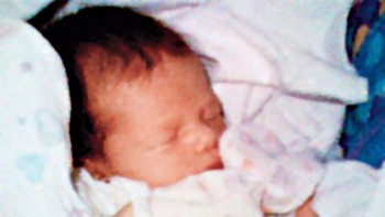 Pada tahun 1997, insinyur Philippe Kahn sedang duduk di ruang tunggu di rumah sakit bersalin di North Carolina. Saat istrinya melahirkan, Kahn bertanya-tanya apa yang bisa dia lakukan. Pada akhirnya, berbekal kamera digital, ponsel flip, dan laptop, ia merevolusi teknologi transfer data.Kahn menghubungkan kamera ke telepon, telepon ke laptop dan menyinkronkannya menggunakan kode program yang dia tulis di sana.Saat istrinya melahirkan, Philippe memotret bayi tersebut. Ponsel tersebut langsung mengirimkan foto tersebut ke dua ribu orang. Ini adalah gambar pertama yang dibagikan menggunakan ponsel.