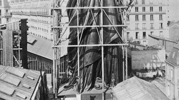 Patung Liberty, lambang New York dan simbol kebebasan dan demokrasi, dipersembahkan oleh Perancis ke Amerika Serikat sebagai tanda niat baik antara kedua negara.Meskipun kamu bisa menemukan banyak foto bersejarah yang keren dari patung yang sudah jadi, serta foto yang diambil setelah pemasangannya, yang satu ini unik. Ini menunjukkan proses konstruksi itu sendiri.Fotografer memotret para pekerja yang sedang membangun patung di gudang Bartholdy di Paris. Anda akan melihat model pertama, tangan kiri, dan kepala berukuran seperempat. Contoh foto sejarah langka ini diambil pada musim dingin tahun 1882. Foto: Fixthephoto