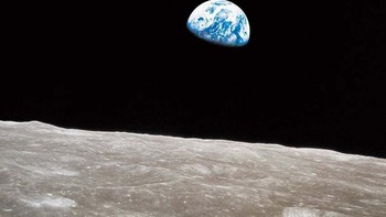 Sebuah fenomena yang belum pernah diamati umat manusia sebelumnya. Ini adalah salah satu foto sejarah yang paling terkenal dan bahkan ikonik. Earthrise diberi nomor AS8-14-2383 dalam katalog NASA. Ini adalah gambar Bumi pertama yang diambil dari orbit bulan pada 24 Desember 1968, saat penerbangan kapal Apollo 8. Ekspedisi Apollo 8 dimulai pada 21 Desember 1968, dari pelabuhan antariksa di Florida. Pesawat luar angkasa tersebut diluncurkan dengan roket Saturn V super berat dengan ketinggian lebih dari 110 meter. Pesawat ini hanya terbang ke luar angkasa dua kali sebelumnya dan tidak pernah dalam versi berawak Foto: Fixthephoto