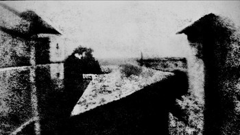 “Pemandangan dari jendela” dianggap sebagai foto pertama yang bertahan hingga hari ini. Itu dibuat oleh penemu Perancis Joseph Nicéphore Niépce pada tahun 1826 (menurut sumber lain – pada tahun 1827) di atas piring yang dilapisi lapisan aspal. Niépce mengambil salah satu foto paling langka dalam sejarah dengan kamera lubang jarum dengan memaparkannya pada piring puter berukuran 16,2×20,2 cm yang dilapisi aspal Suriah. Karena fotosensitifitasnya rendah, paparannya bertahan setidaknya 8 jam di bawah sinar matahari yang cerah. Fakta ini dibuktikan dengan adanya sambaran petir pada dinding bangunan di seberangnya.Foto: Fixthephoto