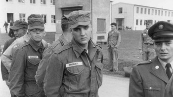 Raja rock and roll bergabung dengan Angkatan Darat AS pada Maret 1958, setelah menjadi penyanyi dan aktor terkenal di dunia. Pada tanggal 24 Maret 1958, seorang rekrutan Presley mengambil sumpah di kamp militer Fort Chaffee di Arkansas.Wolfgang Wild mengambil foto-foto sejarah yang ikonik sambil mendokumentasikan hari pelantikannya menjadi tentara, termasuk pemeriksaan fisik pra-pelantikan dan momen pengambilan sumpah.Hingga September, Presley dilatih sebagai kapal tanker di Fort Hood di Texas. Kemudian, ia ditugaskan di Divisi Lapis Baja ke-3 di Friedberg, Jerman Barat. Pada tanggal 5 Maret 1960, Sersan Elvis Presley menerima pemberhentiannya dari Angkatan Darat AS.