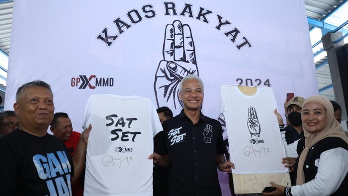 Capres nomor urut 03 Ganjar Pranowo, saat menyablon kaos relawan di Desa Blulukan, Kecamatan Colomadu, Kabupaten Karanganyar, Sabtu (30/12/2023).