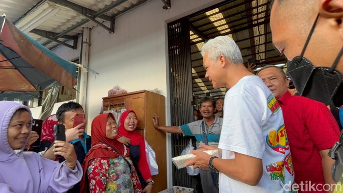 Ganjar Pranowo mengunjungi Pasar Rakyat Kebon Agung, Boyolali, Jawa Tengah (Anggi/detikcom)