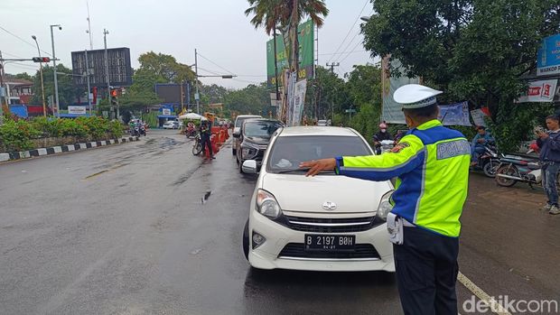 Ganjil genap di kawasan Puncak, Kabupaten Bogor, Jawa Barat, diberlakukan sore ini. Kendaraan berpelat ganjil tidak bisa melintas menuju Puncak. (Rizky AM/detikcom)