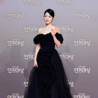 Shin Ye Eun menghadiri SBS Drama Awards 2023 dalam balutan gaun hitan rancangan desainer Turki, Tarik Ediz. Dia membawa pulang piala penghargaan ‘Excellence Award’ berkat penampilannya dalam drama Korea The Secret Romantic Guesthouse. Foto: dok. Twitter @SBSNOW
