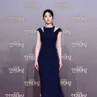 Jo Hye Joo mulai banyak dikenal berkat perannya dalam drama Korea My Demon sebagai Jin Ga Young, seorang penari yang bekerja di bawah asuhan Song Kang. Saat menghadiri SBS Drama Awards, dia tampil beda dalam balutan gaun berwarna navy dengan aksen crop pada bagian bahunya. Foto: dok. Twitter @SBSNOW