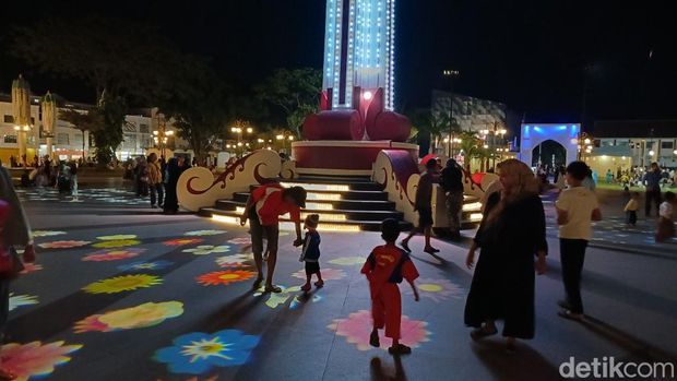 Gemerlap Alun-alun Pasuruan di malam hari menjadi magnet pengunjung