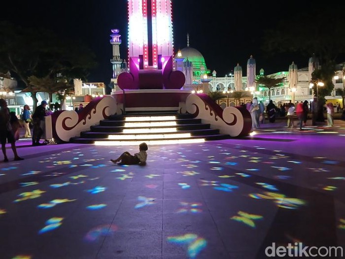 Gemerlap Alun-alun Pasuruan di malam hari menjadi magnet pengunjung