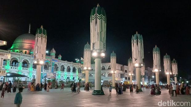 Gemerlap Alun-alun Pasuruan di malam hari menjadi magnet pengunjung