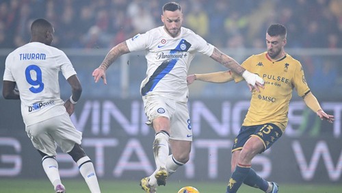 Soccer Football - Serie A - Genoa v Inter Milan - Stadio Comunale Luigi Ferraris, Genoa, Italy - December 29, 2023 Inter Milans Marcus Thuram and Marko Arnautovic in action with Genoas Mattia Bani REUTERS/Daniele Mascolo