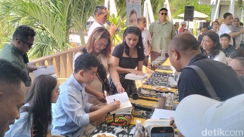 Gibran bagi-bagi buku saat berkampanye di Labuan Bajo.