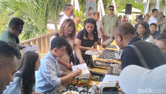 Gibran bagi-bagi buku saat berkampanye di Labuan Bajo.