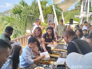 Gibran Bagi-bagi Buku Wali Kota Karbitan di Labuan Bajo, Ada Pujian Ganjar