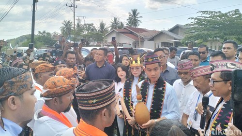 Gibran dan Selvi Ananda disambut secara adat saat mengunjungi sanggar budaya di Labuan Bajo, NTT.