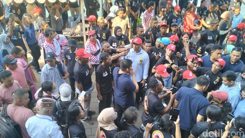 Gibran saat menghadiri Mini Konser di Taman Hotel Meruorah di kawasan Marina Labuan Bajo, Sabtu pagi (30/12/2023).