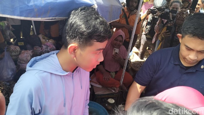 Gibran belanja bahan pangan pasar Wae Kesambi, Labuan Bajo, Sabtu (30/12/2023). (Ambrosius Ardin)